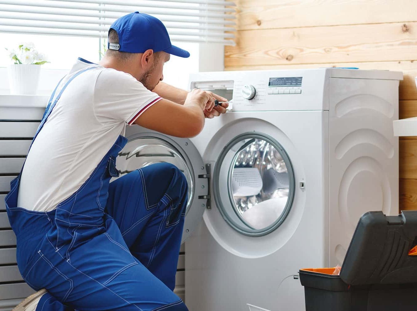 Técnico del servicio técnico Beko reparando electrodoméstico en Palencia